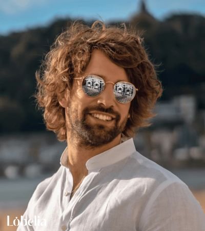 Medium-Length Messy Curls