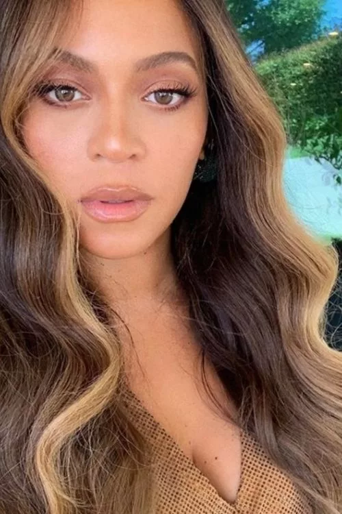 Beyoncé with honey blonde money piece